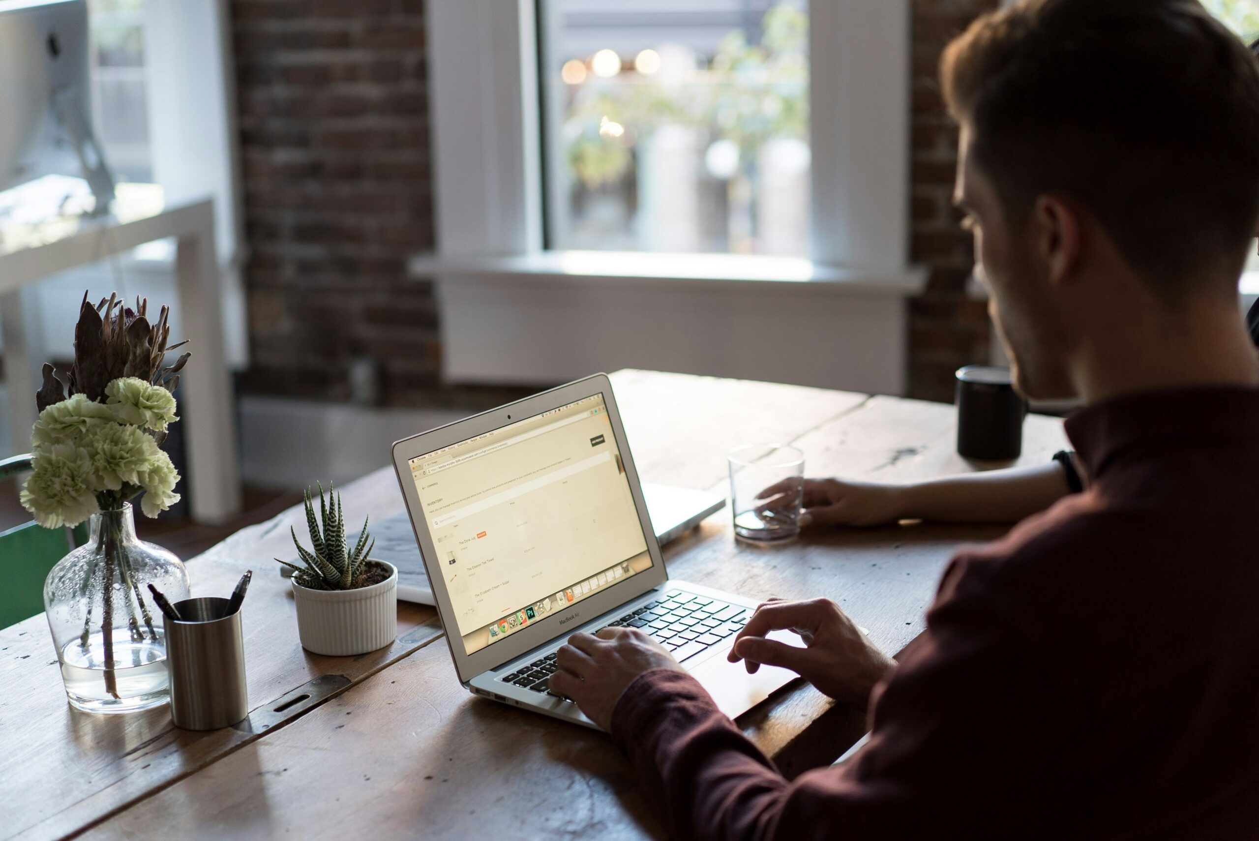 Man werkt op laptop in modern kantoor